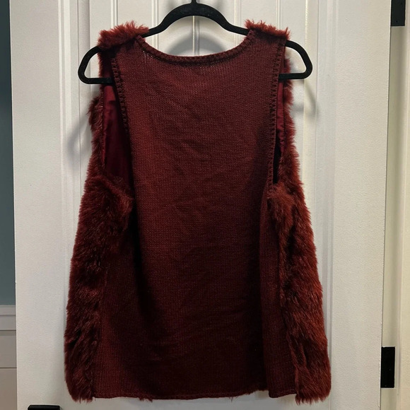 Signature Studio Wine Faux Fur Vest. Size Small. - Picture 3 of 7